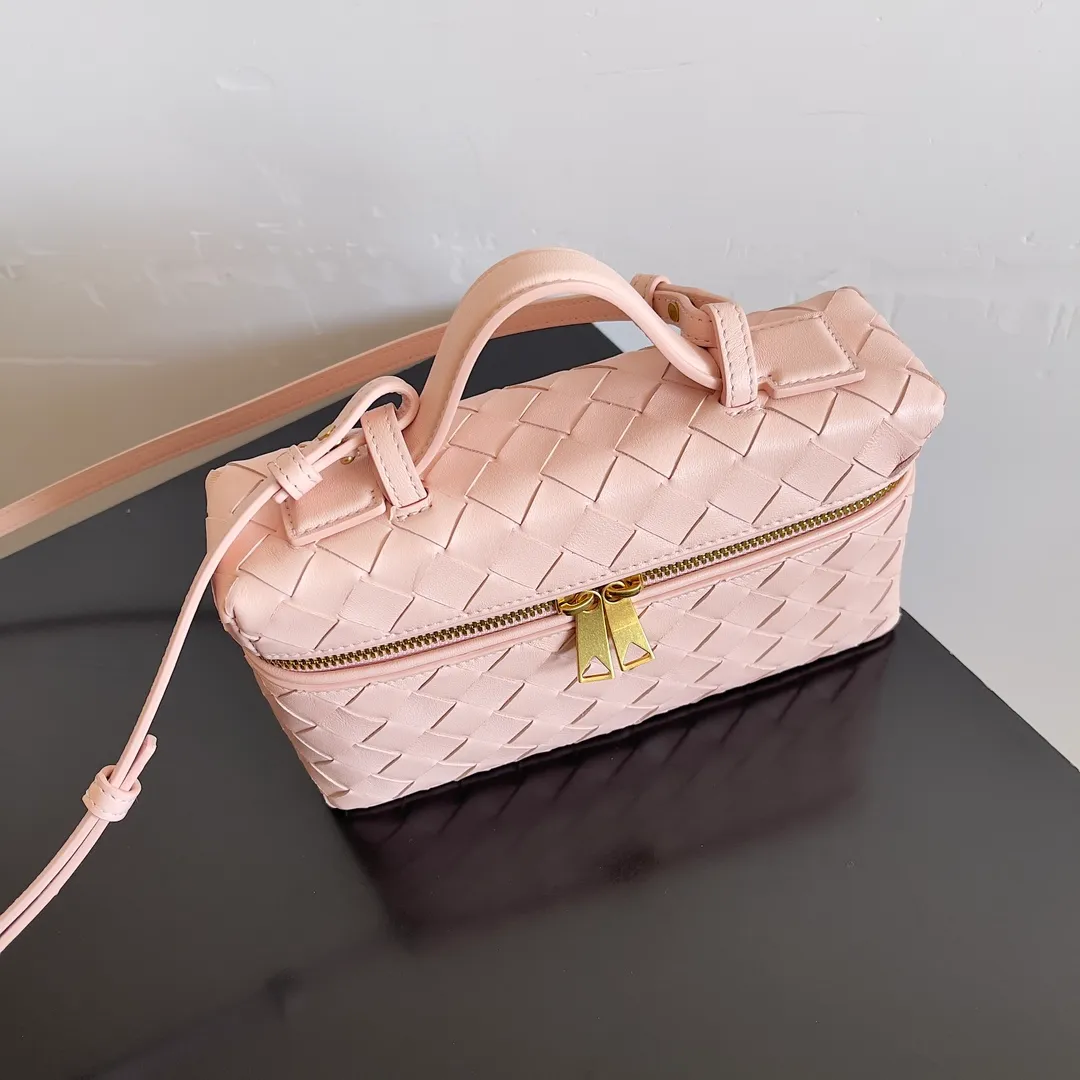 Batch 1360 Bottega Veneta 24 spring and summer woven zipper crossbody bag. A crossbody bag that can be used as a cosmetic bag. The exquisite weaving and compact body are an indispensable accessory for the upcoming summer. The double zipper also better protects the bag. It has a large capacity. If you like it, don’t miss it. Style number: 789109 Size: 22*12.5*5cm